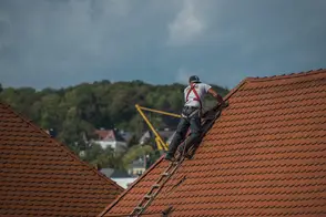 Couvreur professionnel installant une toiture inclinée
