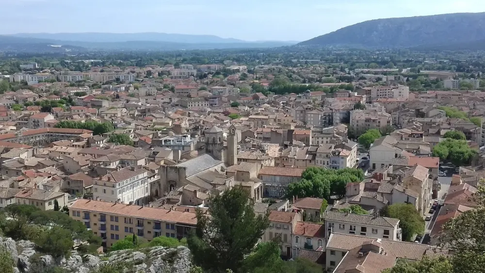 Panorama de la vieille ville de Cavaillon, photo prise depuis le sommet de la colline Saint-Jacques.