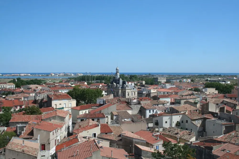 Frontignan (Hérault) - vue sur le vieux village, la mairie, les étangs, la mer - photo prise depuis le clocher.