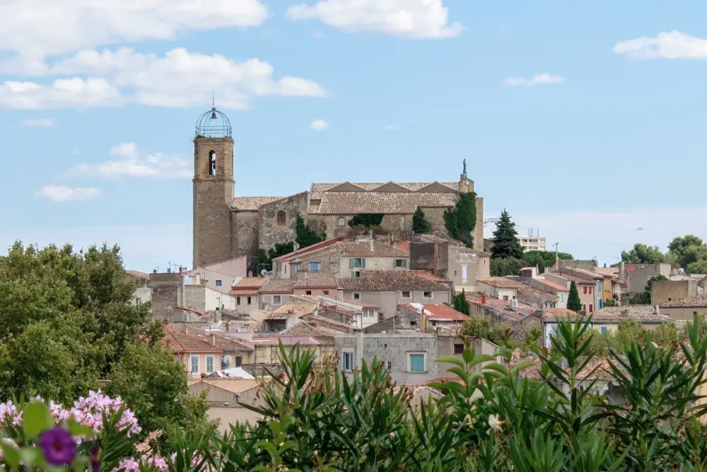 Vue générale du centre historique de la ville d'Istres.
